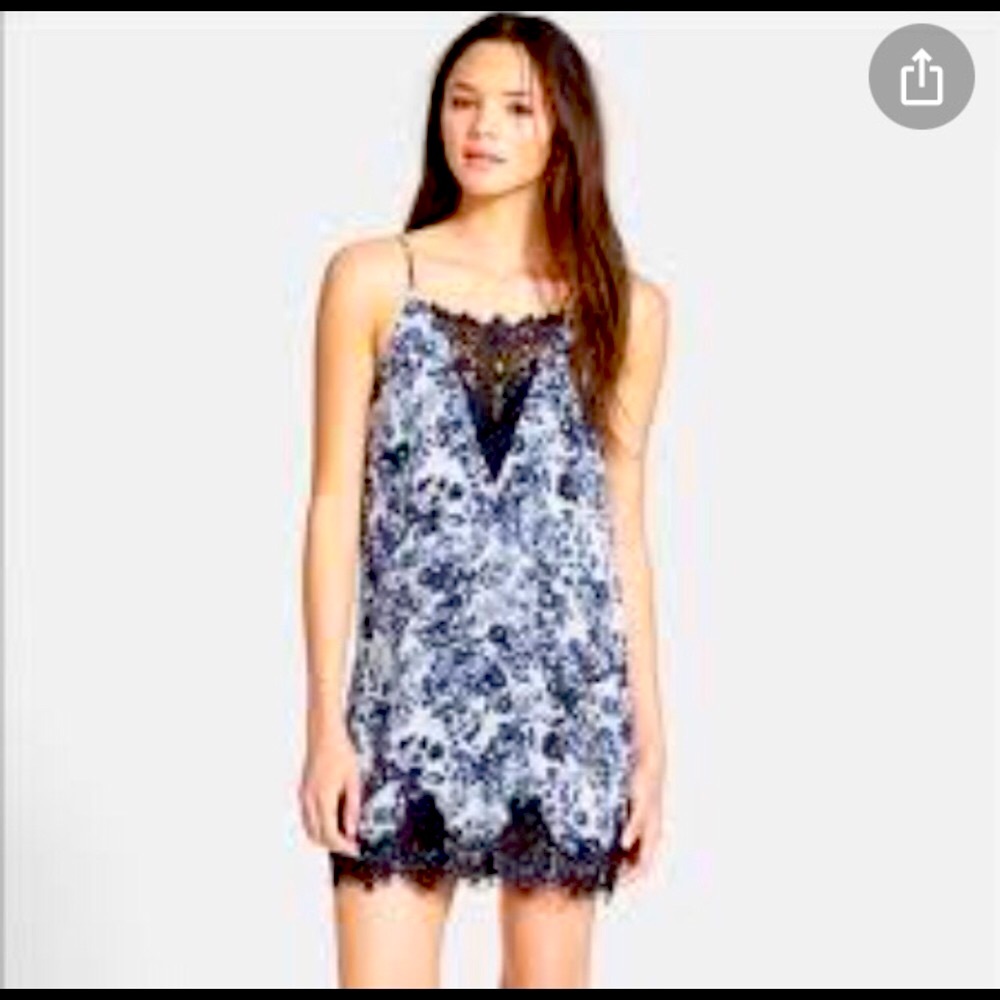 ASTR the label White & Navy floral Slip dress Spaghetti Straps Cami Feminine